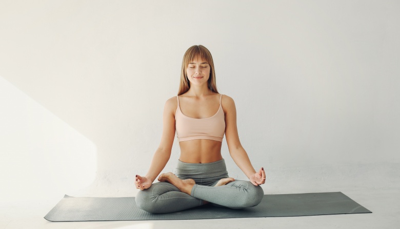Beneficios de hacer yoga en la salud; mejora los síntomas del síndrome de intestino irritable, la fatiga y el estrés